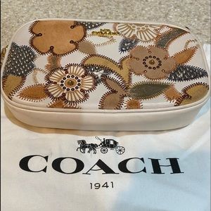 COACH
Crossbody with Patchwork Tea Rose